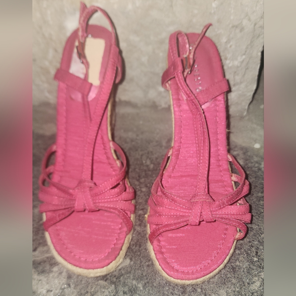 Chic Pink Platform Sandals with Strappy Design